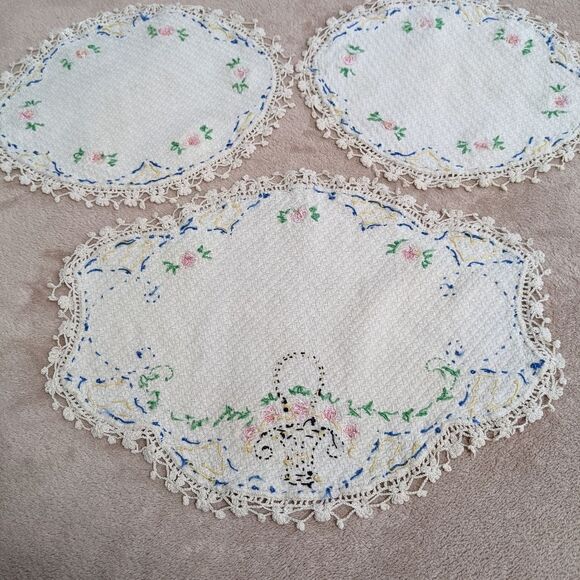 Vintage 1940's Handmade Embroidery & Crochet Doilies - Picture 16 of 16